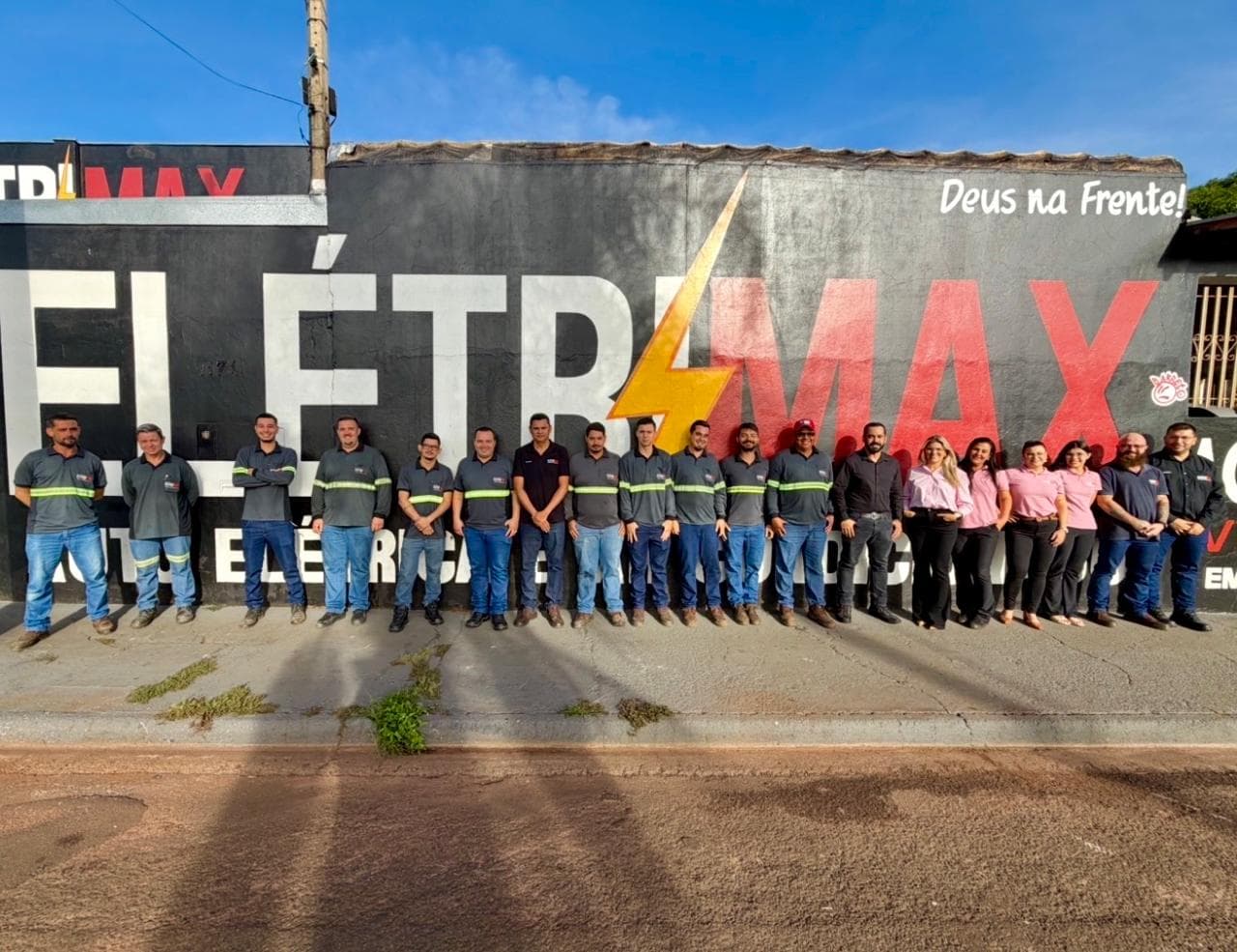 Equipe completa da Eletrimax